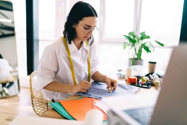 Quelle croisière offre des ateliers de peinture sur verre avec des maîtres artisans locaux?